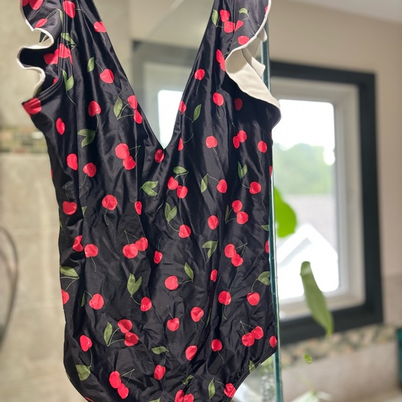 🍒Cherry Print Ruffle Swimsuit - Picture 2 of 5